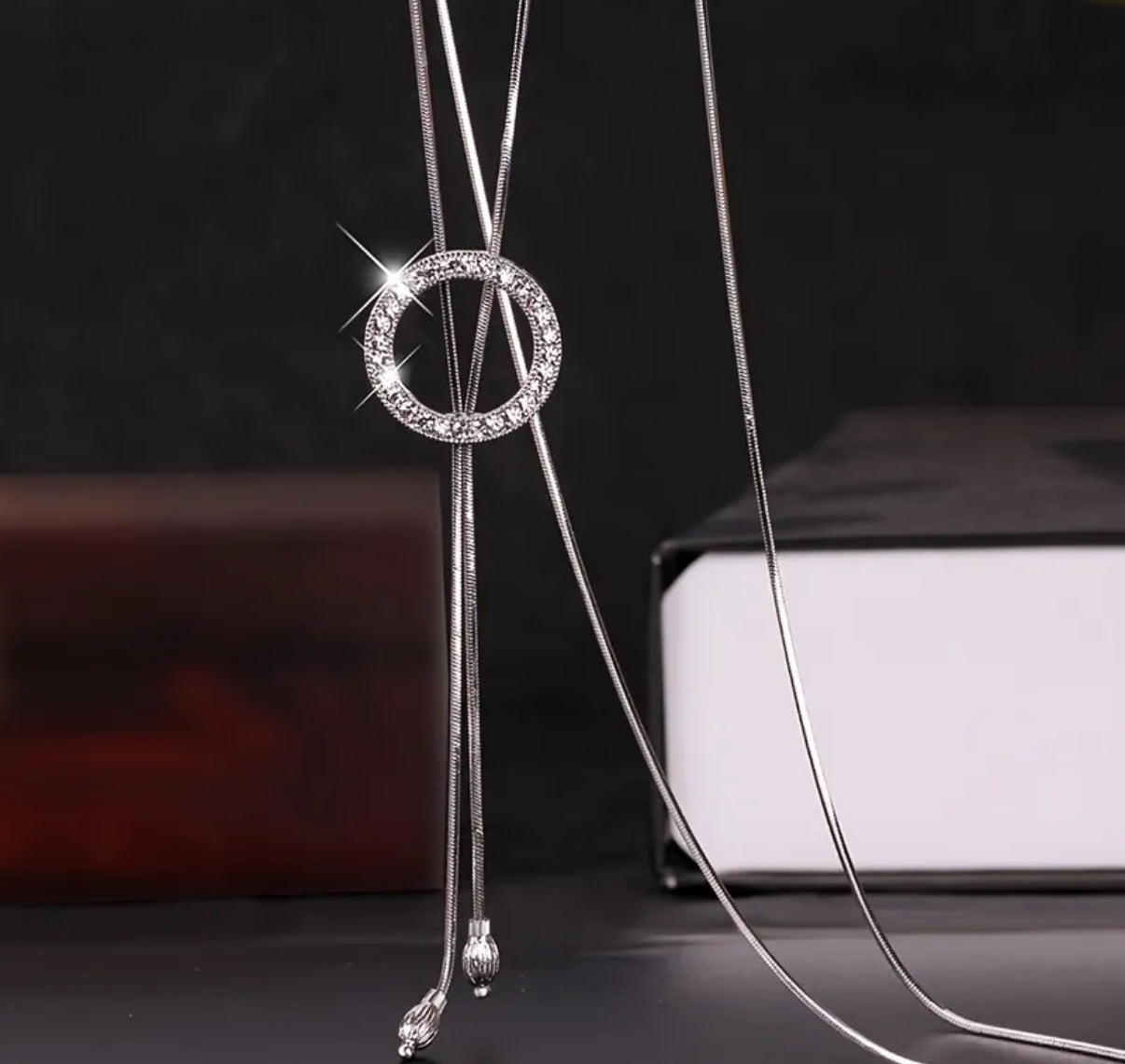 Elegante Silberkette mit funkelndem Zirkonia-Kreis