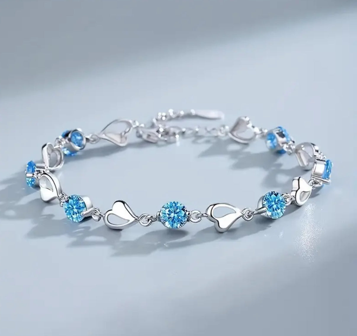 Silbernes Armband mit blauen Kristallen – Harmonie & Klarheit