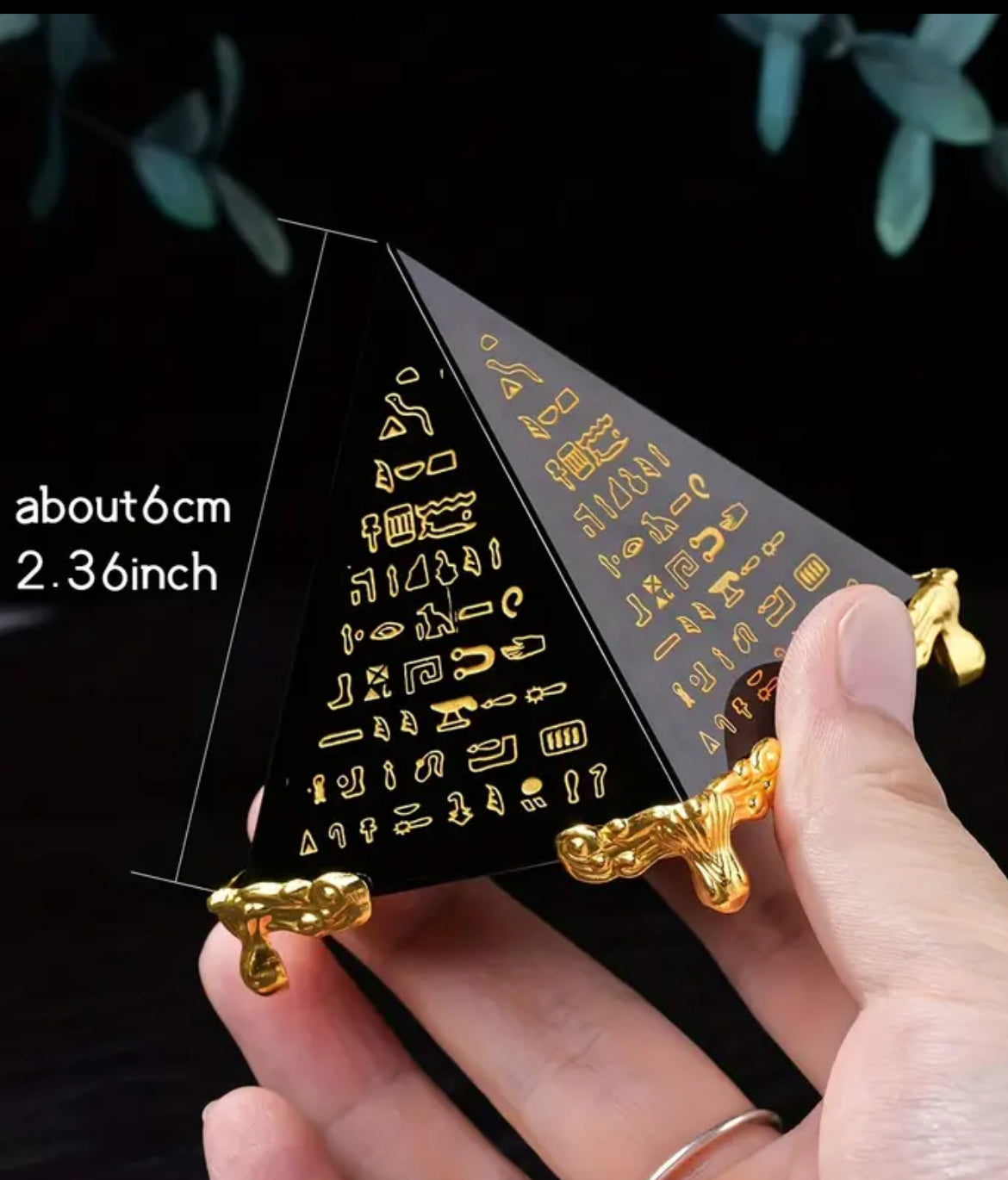 Obsidian-Pyramide mit goldenen Hieroglyphen – Energetisches Kunstobjekt und spirituelles Dekor