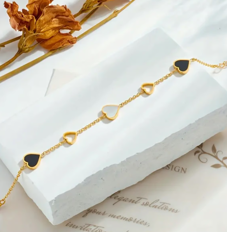 Balance & Harmonie – Goldenes Herz-Armband mit Yin-Yang Symbolik