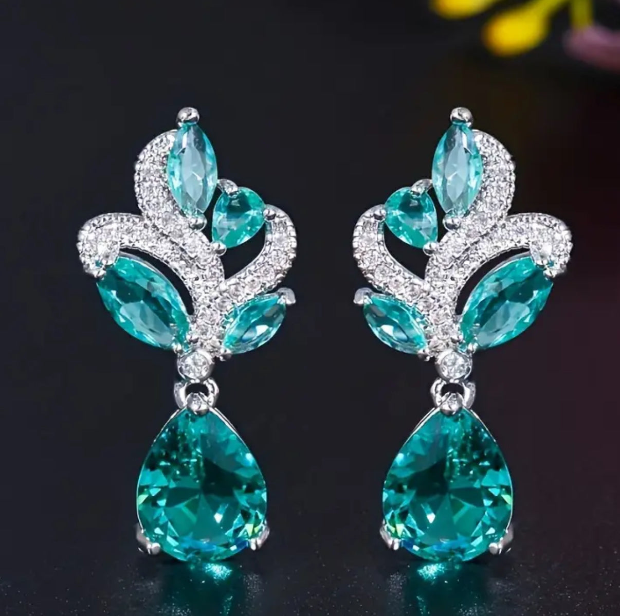 Grüne Kristall-Ohrringe mit Zirkonia – Eleganz & Herzenergie 💚