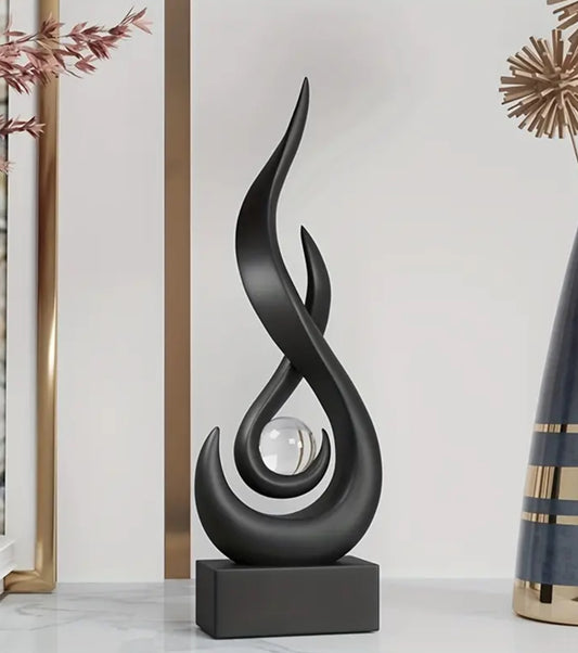 Skulptur der inneren Balance mit Kristallkugel – Symbol für Energiefluss und Zentrierung