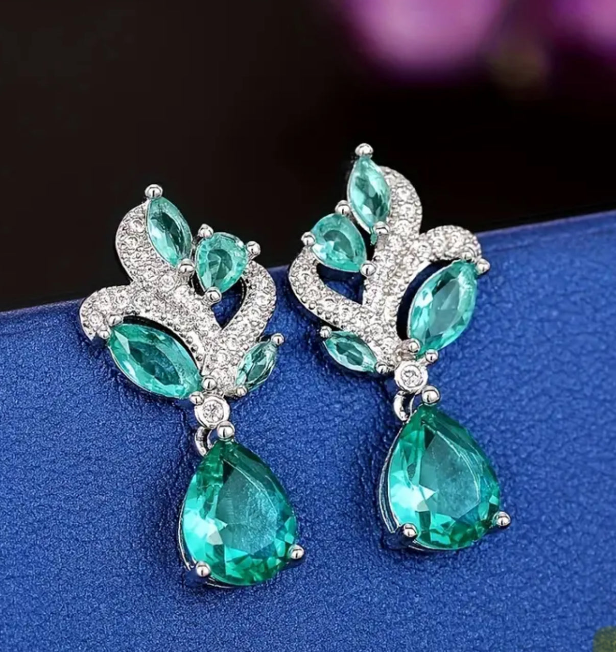 Grüne Kristall-Ohrringe mit Zirkonia – Eleganz & Herzenergie 💚