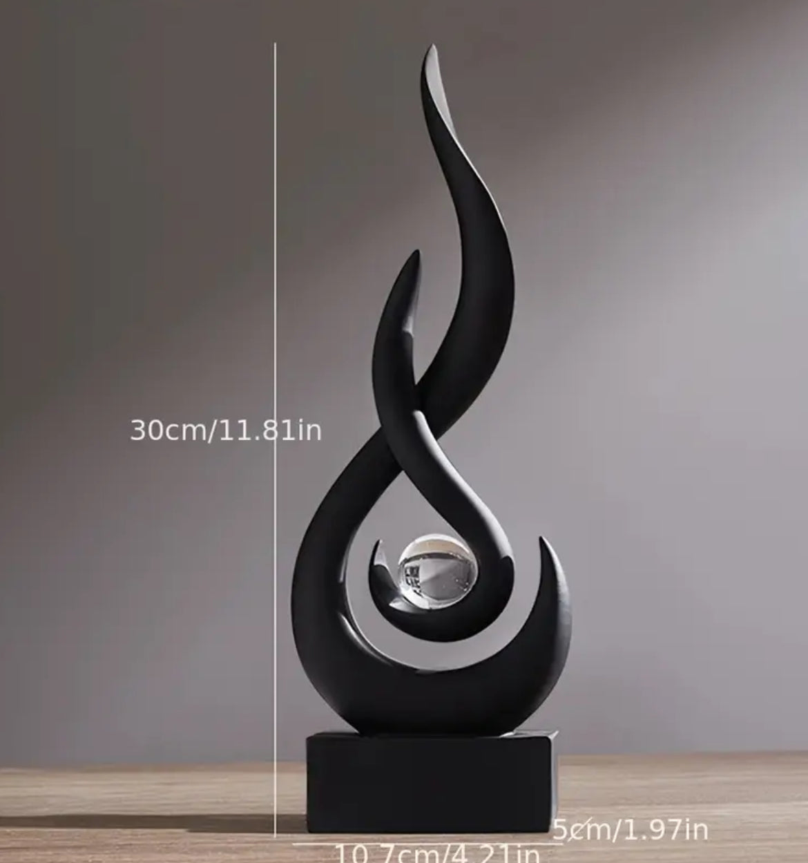 Skulptur der inneren Balance mit Kristallkugel – Symbol für Energiefluss und Zentrierung