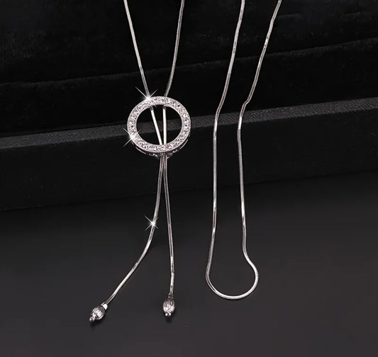 Elegante Silberkette mit funkelndem Zirkonia-Kreis