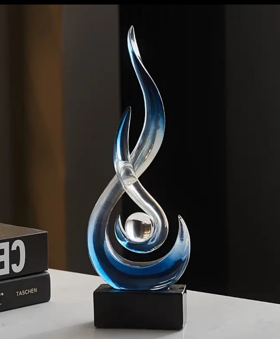 Skulptur des fließenden Lichts mit Kristallkugel – Symbol für Bewusstsein und Energiebewegung