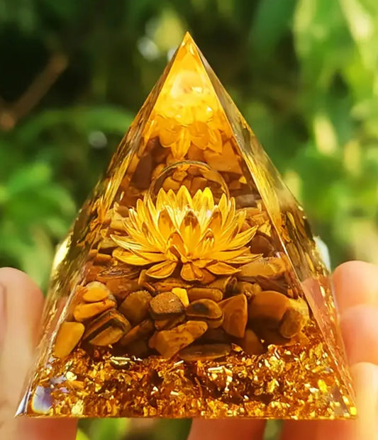 Orgonit-Pyramide mit goldener Lotusblüte – Fülle & Transformation ✨🌼