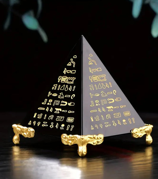 Obsidian-Pyramide mit goldenen Hieroglyphen – Energetisches Kunstobjekt und spirituelles Dekor