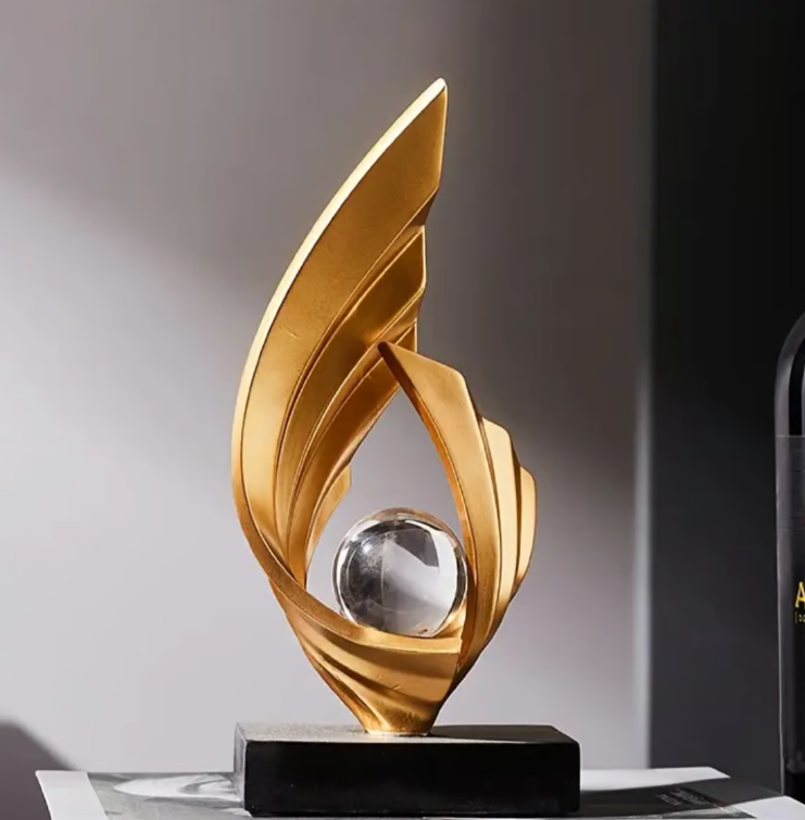 Goldene Flamme der Klarheit – Spirituelle Dekoration mit Kristallkugel